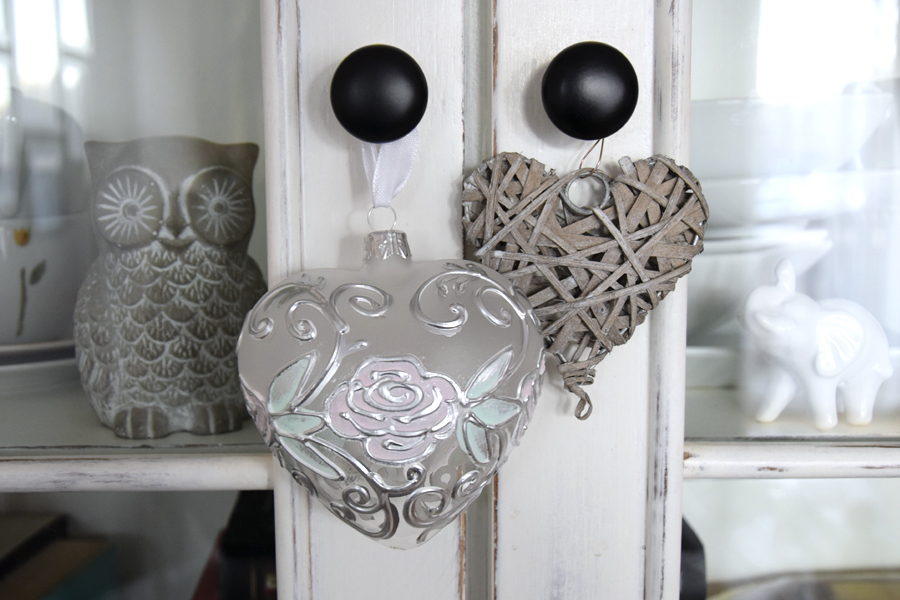 Bombki szklane w kształcie serca z różaną dekoracją