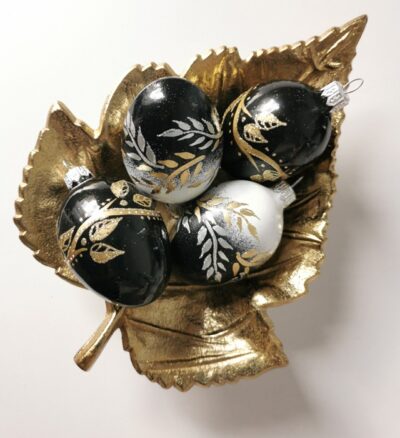 Jajko złoto-czarne z białym ornamentem. 6cm/1szt