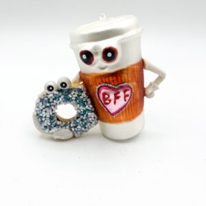 Kubek kawy z donutem