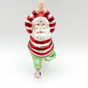 Mikołaj uprawiający jogę